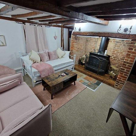 Two Bedroom Grade Ll Cottage At Az Luxury Stays Honey Horsefield With Wifi And Free Parking 亨登 外观 照片