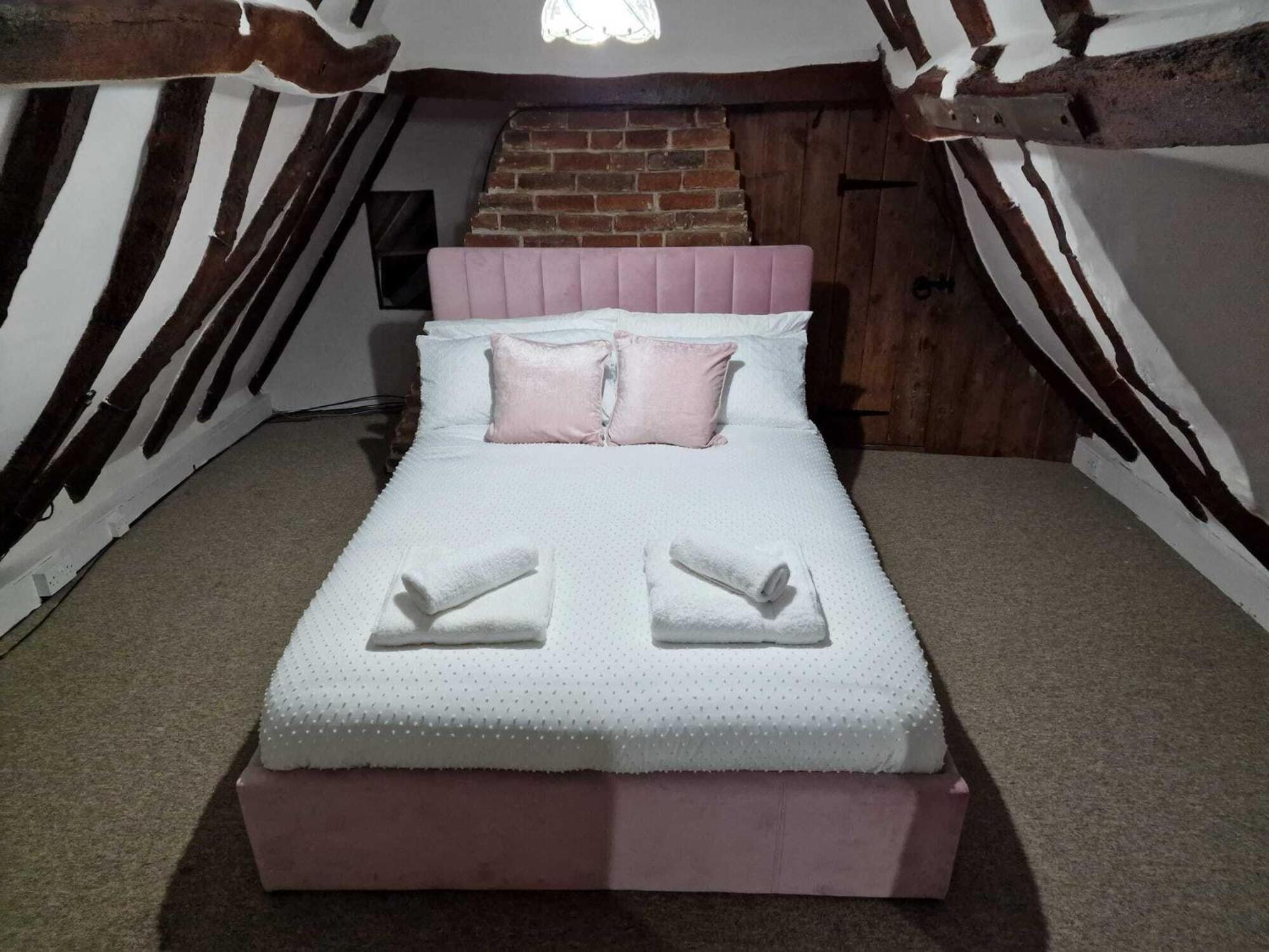 Two Bedroom Grade Ll Cottage At Az Luxury Stays Honey Horsefield With Wifi And Free Parking 亨登 外观 照片