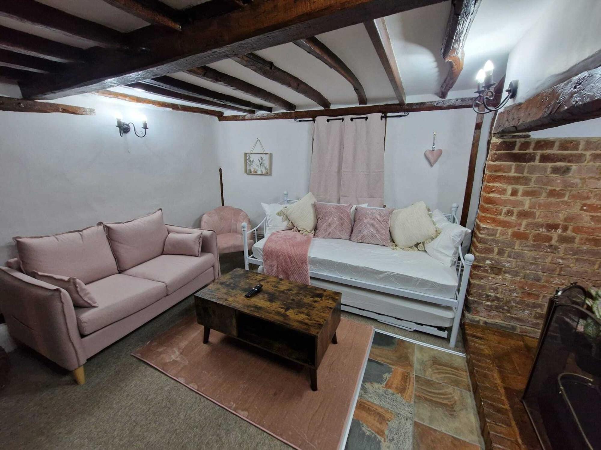 Two Bedroom Grade Ll Cottage At Az Luxury Stays Honey Horsefield With Wifi And Free Parking 亨登 外观 照片