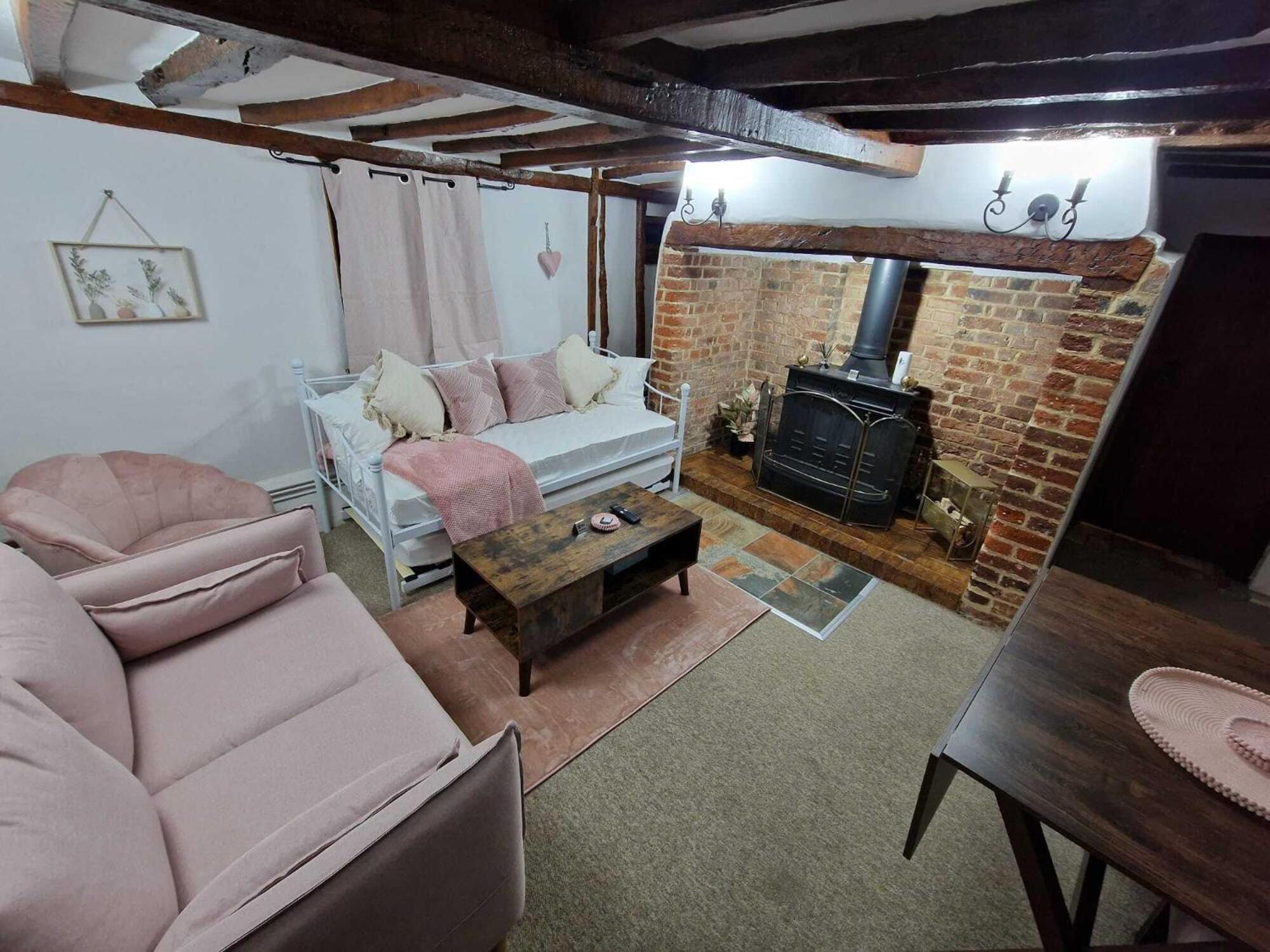 Two Bedroom Grade Ll Cottage At Az Luxury Stays Honey Horsefield With Wifi And Free Parking 亨登 外观 照片